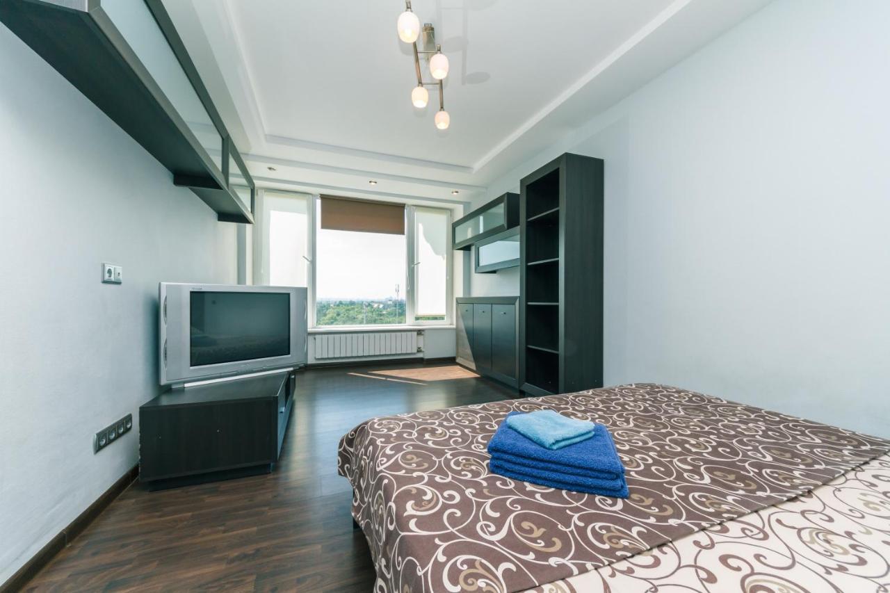 Apartments On Henerala Zhmachenka Kiev Bagian luar foto